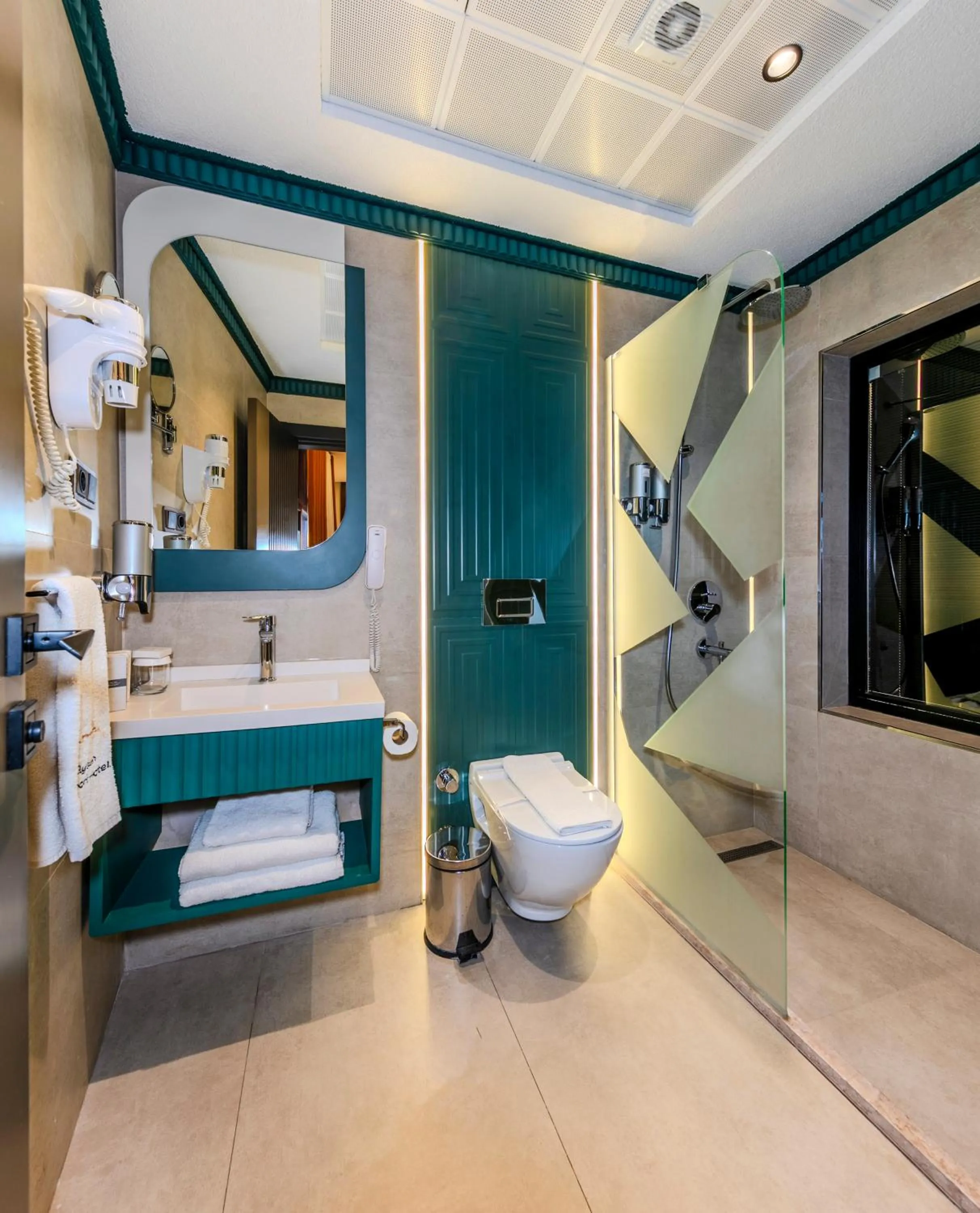 Bathroom in Elysian Airport Hotel & Restaurant