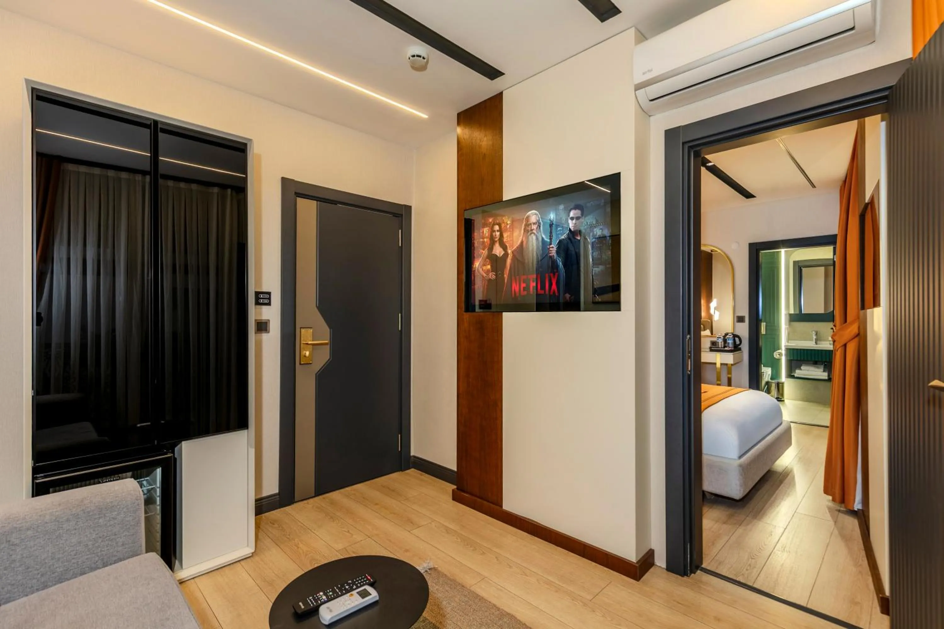 Living room, Bed in Elysian Airport Hotel & Restaurant