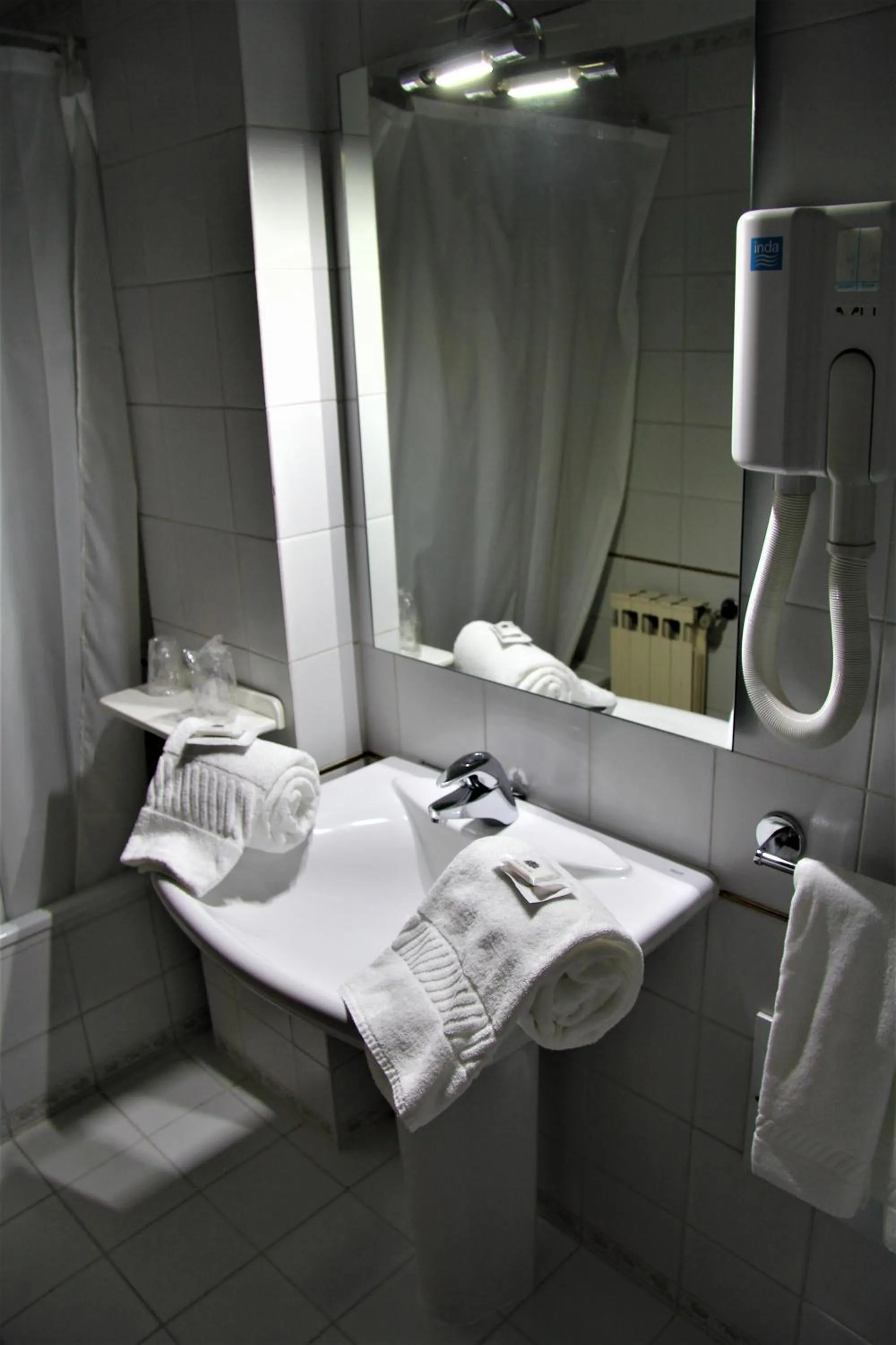 Shower, Bed in Hotel de Arganil