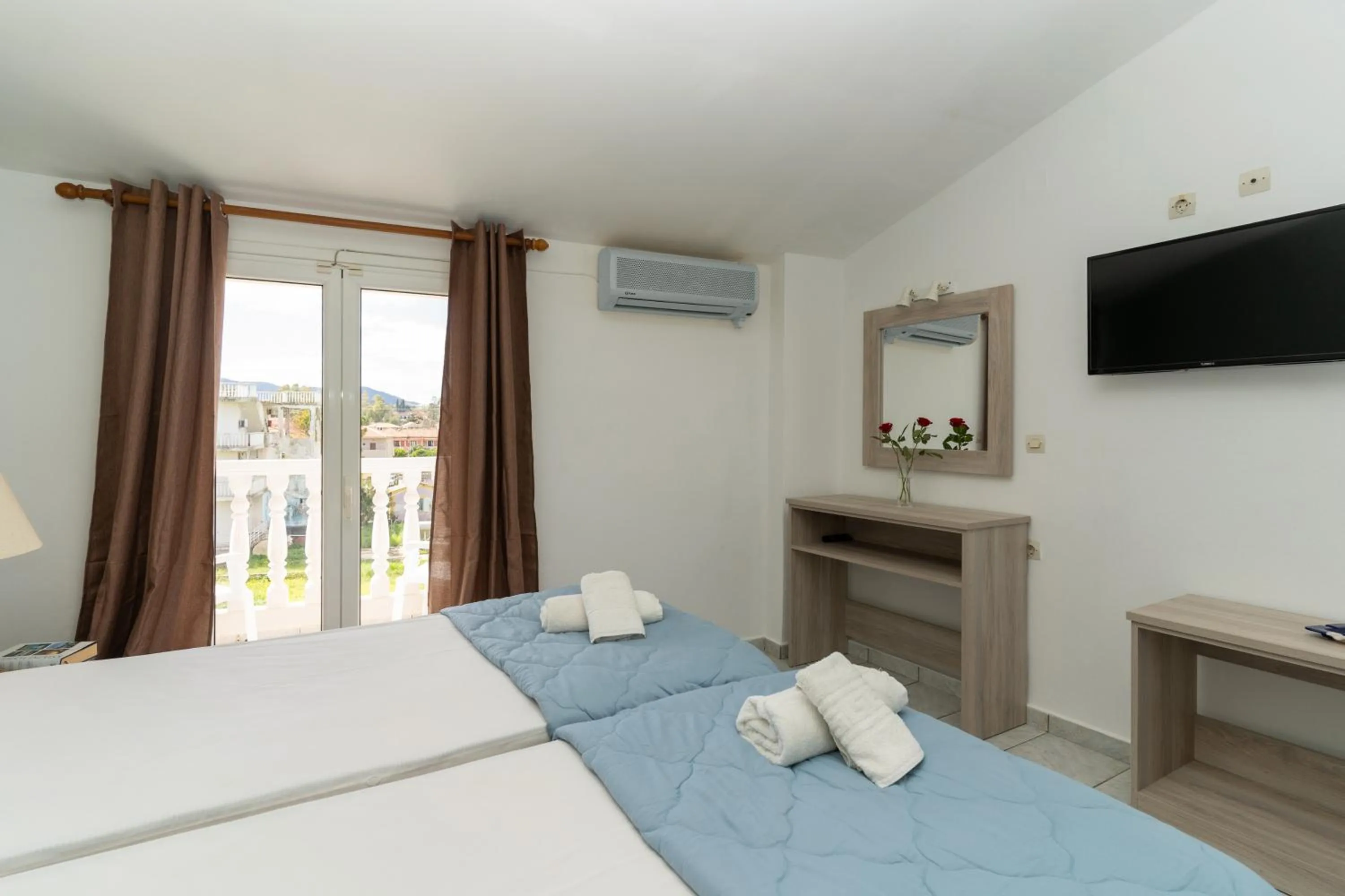 Photo of the whole room, Bed in Alex Studios