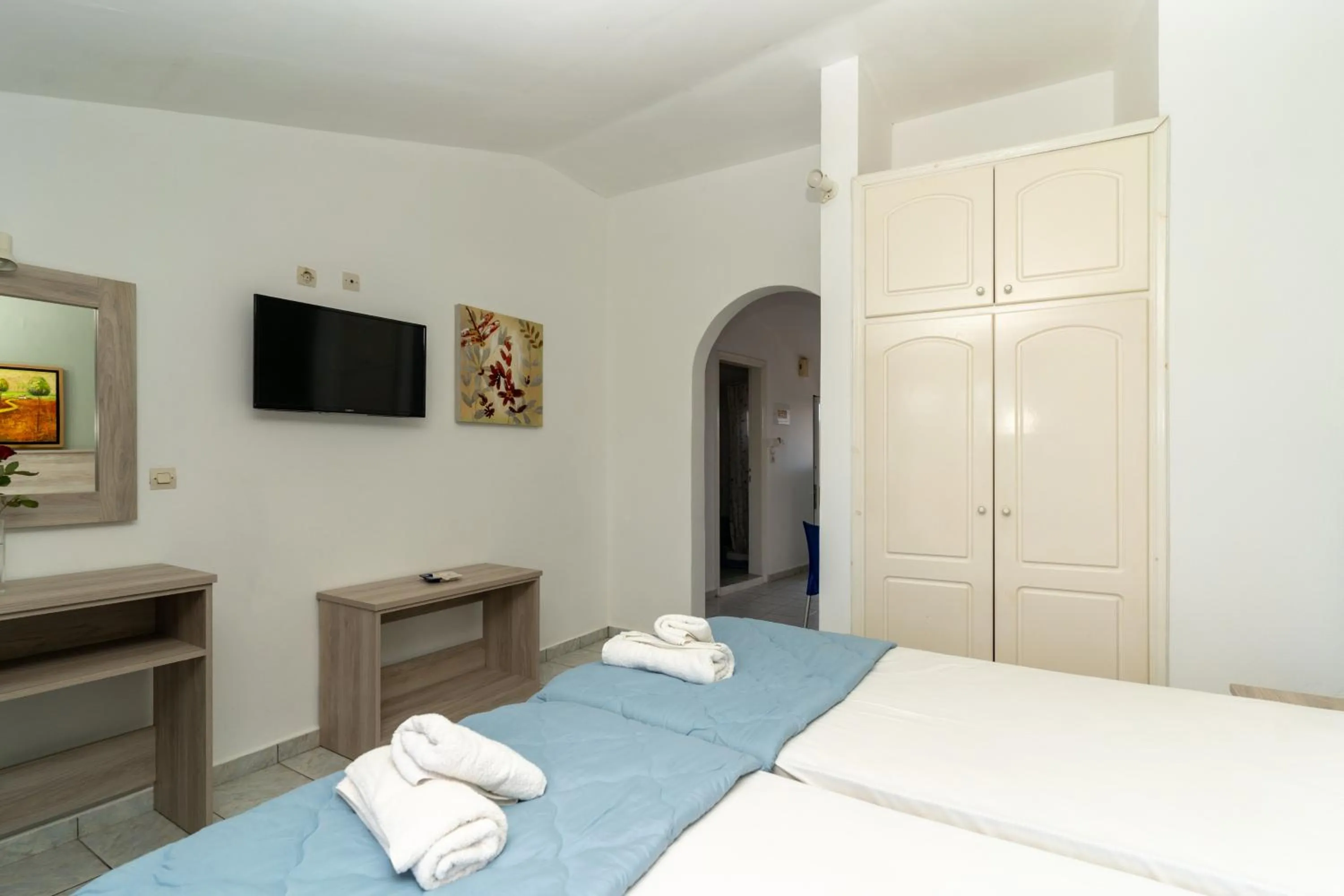 Photo of the whole room, Bed in Alex Studios