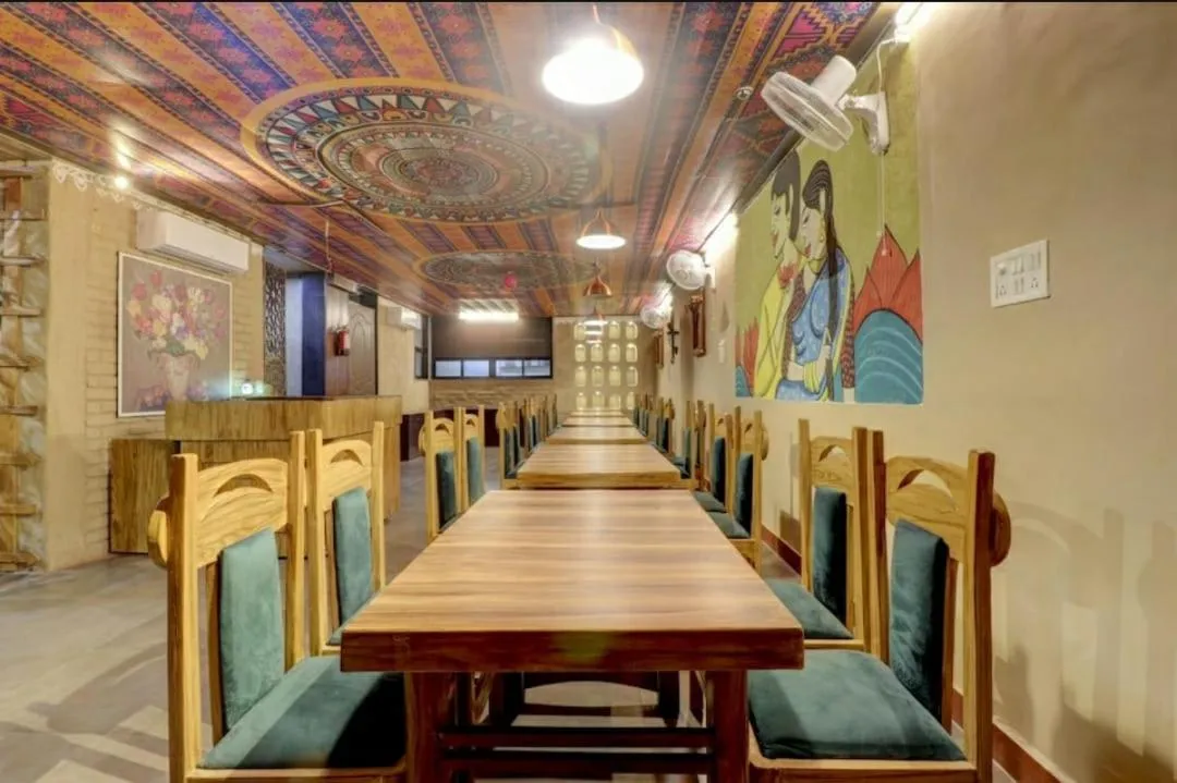 Restaurant/places to eat in Hi hotel By Madras