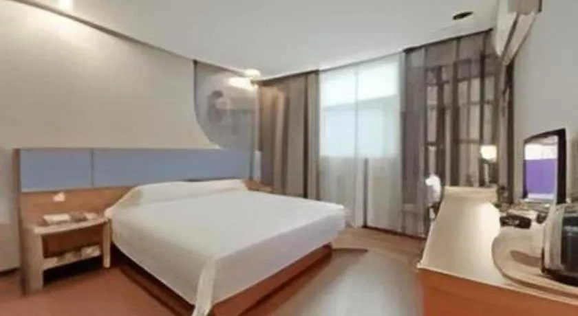 Bed in Home Inn Hotel Chengdu Gaoshengqiao Subway Station