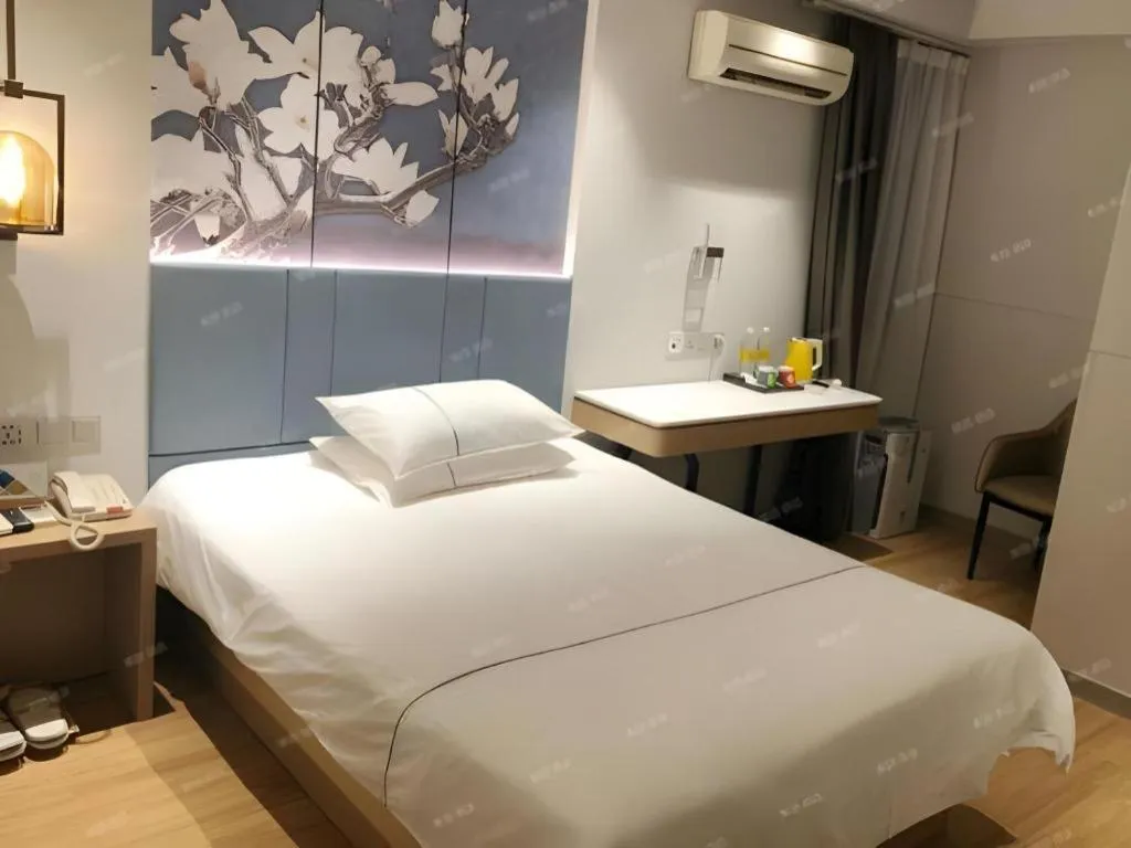 Bed in Jinjiang Inn Wuxi Liangqing Road Wanda Plaza Yunhe Bay Industrial Center