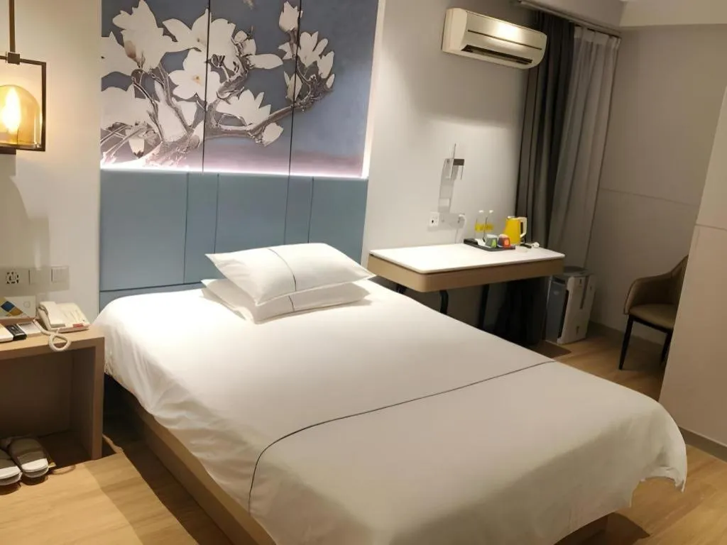 Bed in Jinjiang Inn Wuxi Liangqing Road Wanda Plaza Yunhe Bay Industrial Center