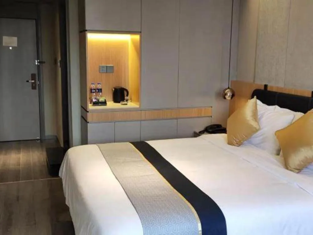 Bed in City Comfort Inn Hotel Wuhan Optics Valley Square Metro Station Zhongnan Minzu University