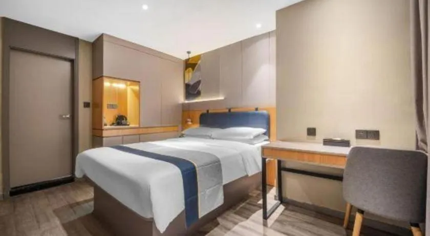 Bed in City Comfort Inn Hotel Wuhan Optics Valley Square Metro Station Zhongnan Minzu University