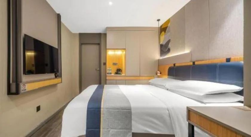 Bed in City Comfort Inn Hotel Wuhan Optics Valley Square Metro Station Zhongnan Minzu University