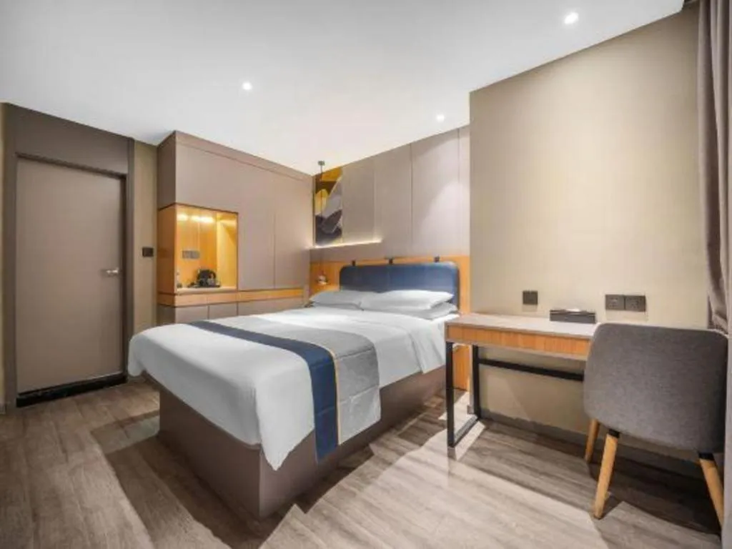 Bed in City Comfort Inn Hotel Wuhan Optics Valley Square Metro Station Zhongnan Minzu University