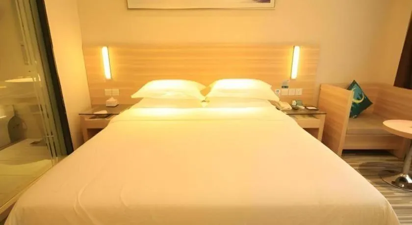 Bed in City Comfort Inn Guangzhou Zhongluotan Culture Square