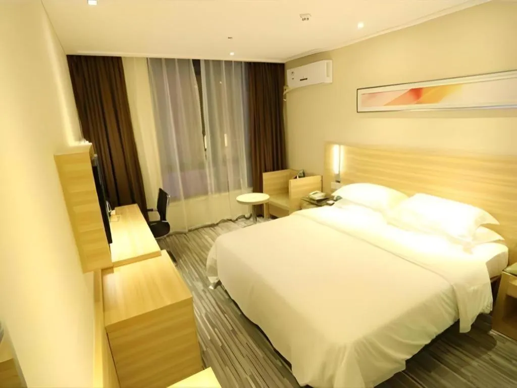 Bed in City Comfort Inn Guangzhou Zhongluotan Culture Square