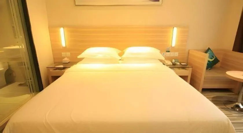 Bed in City Comfort Inn Guangzhou Zhongluotan Culture Square