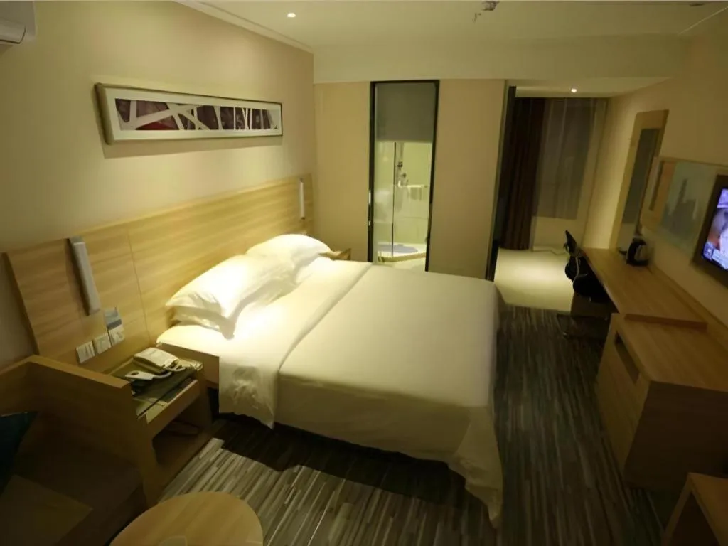 Bed in City Comfort Inn Guangzhou Zhongluotan Culture Square