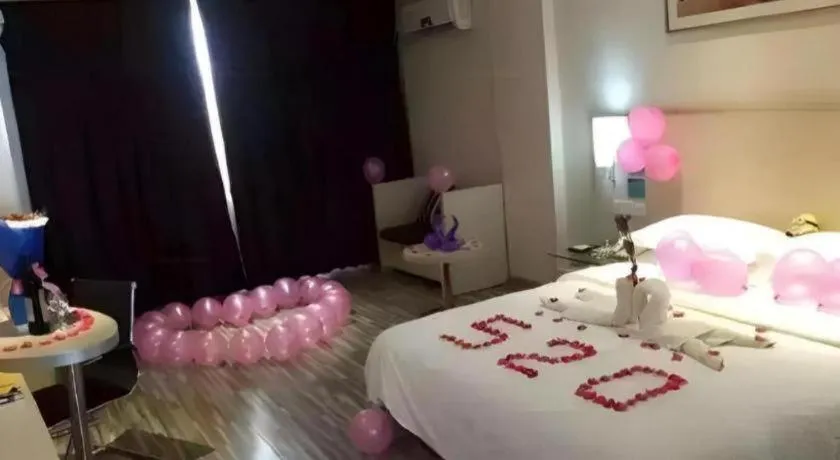 Bed in City Comfort Inn Guangzhou Zhongluotan Culture Square