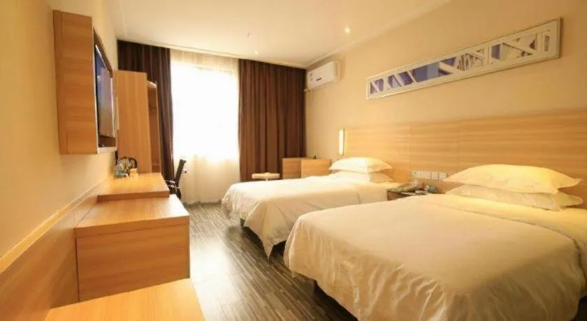 Bed in City Comfort Inn Guangzhou Zhongluotan Culture Square