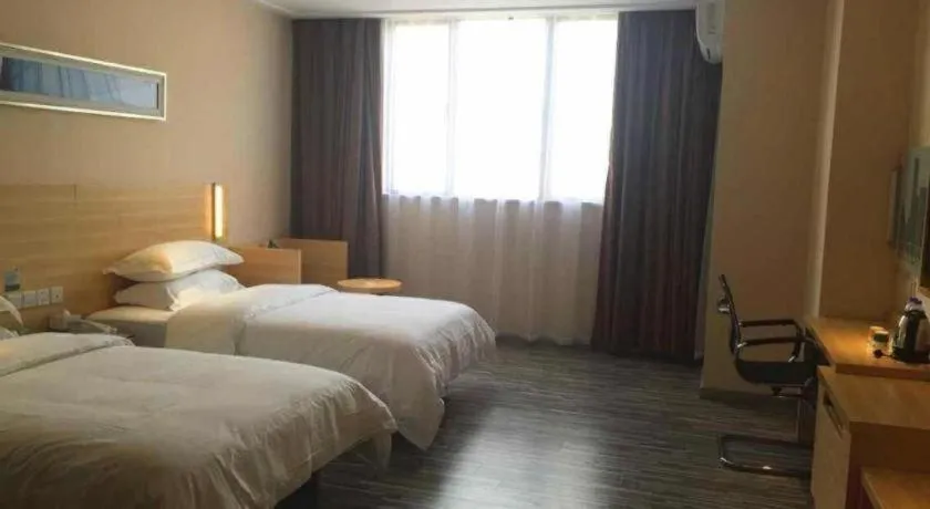 Bed in City Comfort Inn Guangzhou Zhongluotan Culture Square