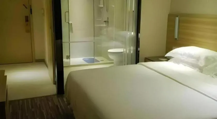 Bed in City Comfort Inn Guangzhou Zhongluotan Culture Square