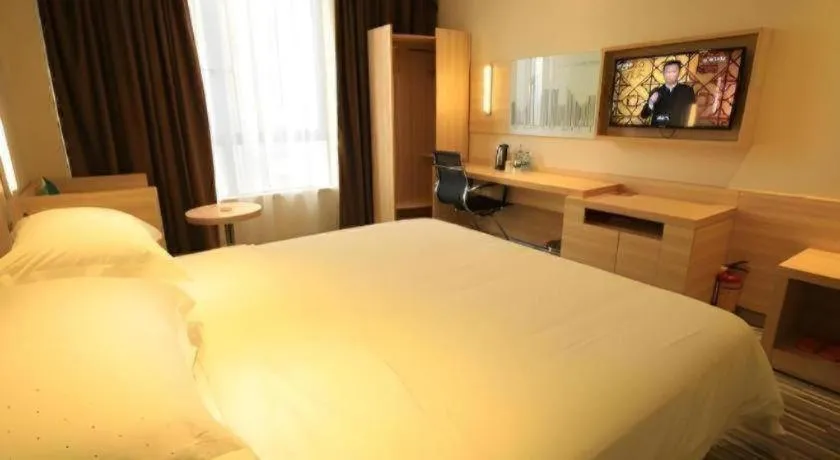 Bed in City Comfort Inn Guangzhou Zhongluotan Culture Square