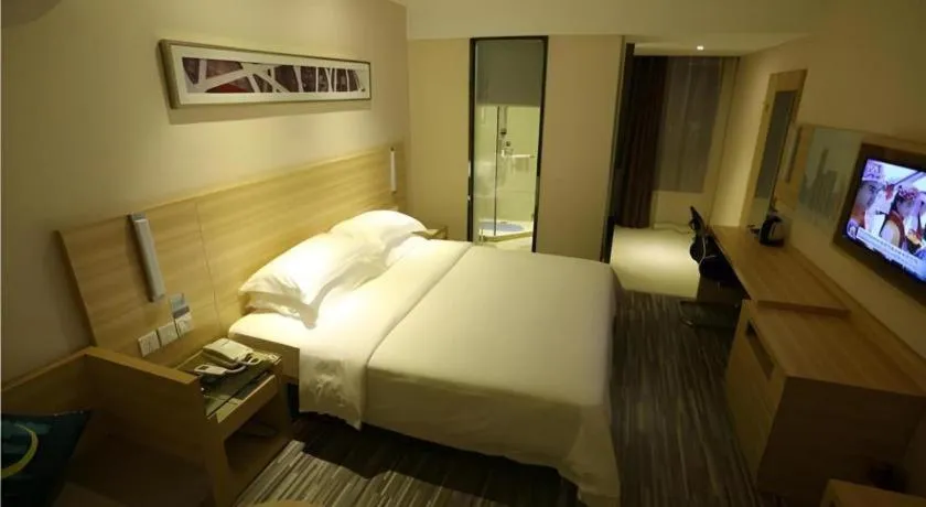 Bed in City Comfort Inn Guangzhou Zhongluotan Culture Square