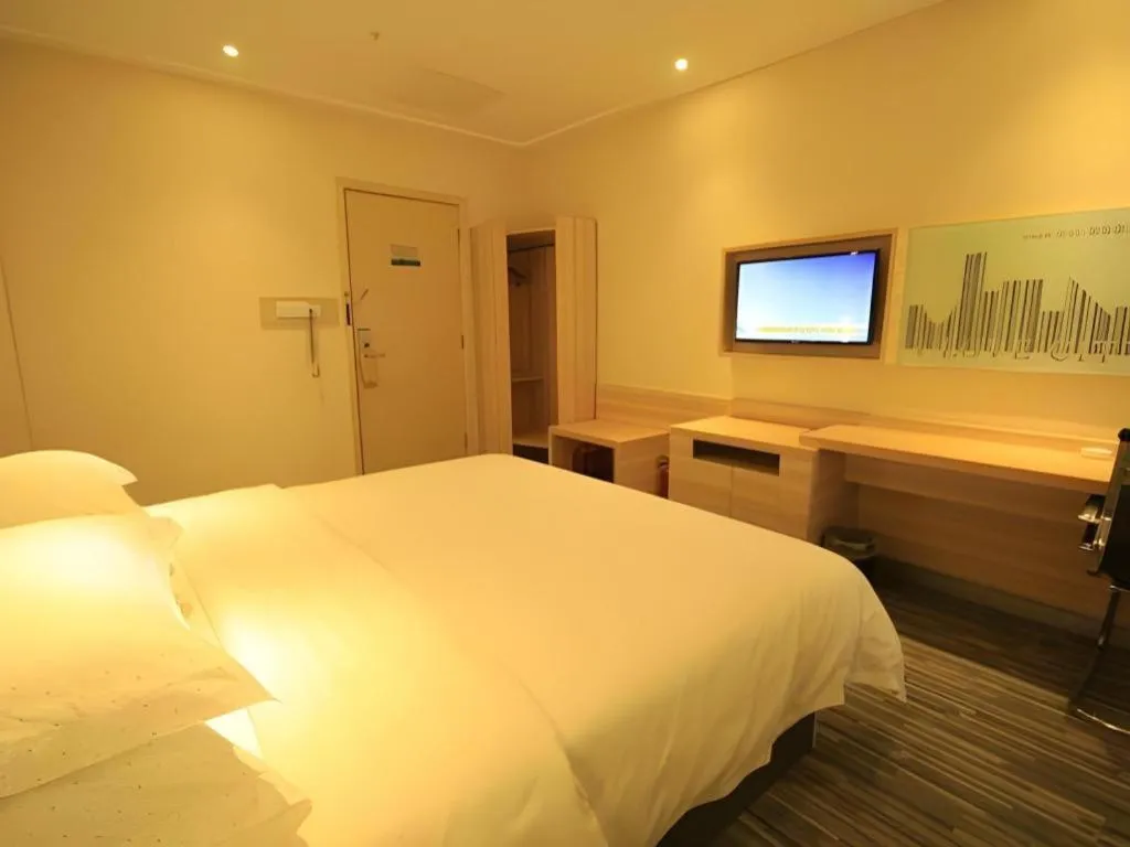 Bed in City Comfort Inn Guangzhou Zhongluotan Culture Square