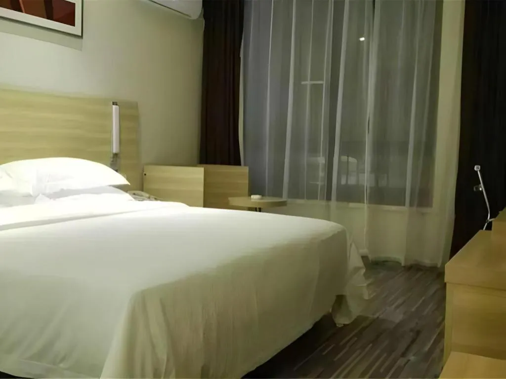 Bed in City Comfort Inn Guangzhou Zhongluotan Culture Square