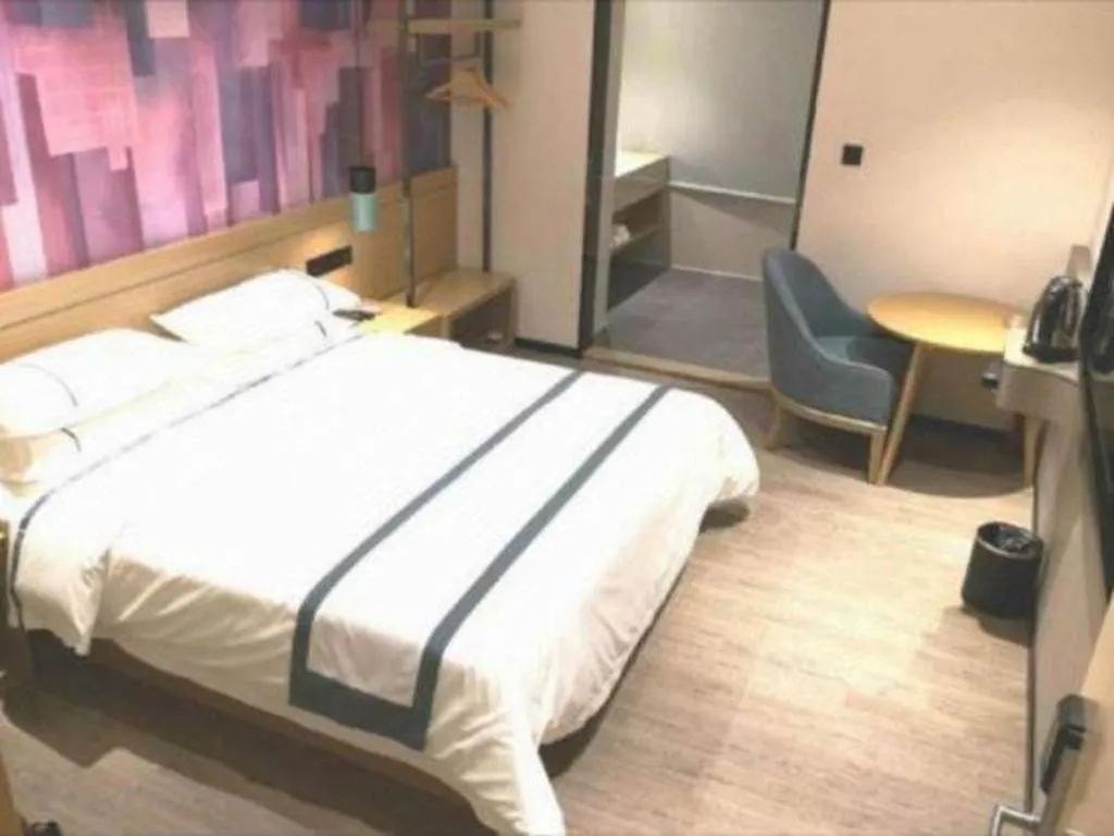 Bed in City Comfort Inn Guangzhou Shisanhang Shachong Metro Station