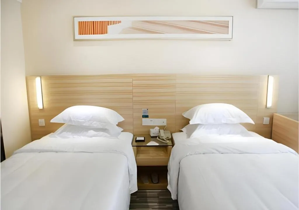Bed in City Comfort Inn Wuhan Fengshu Er Road Baijin Mansion