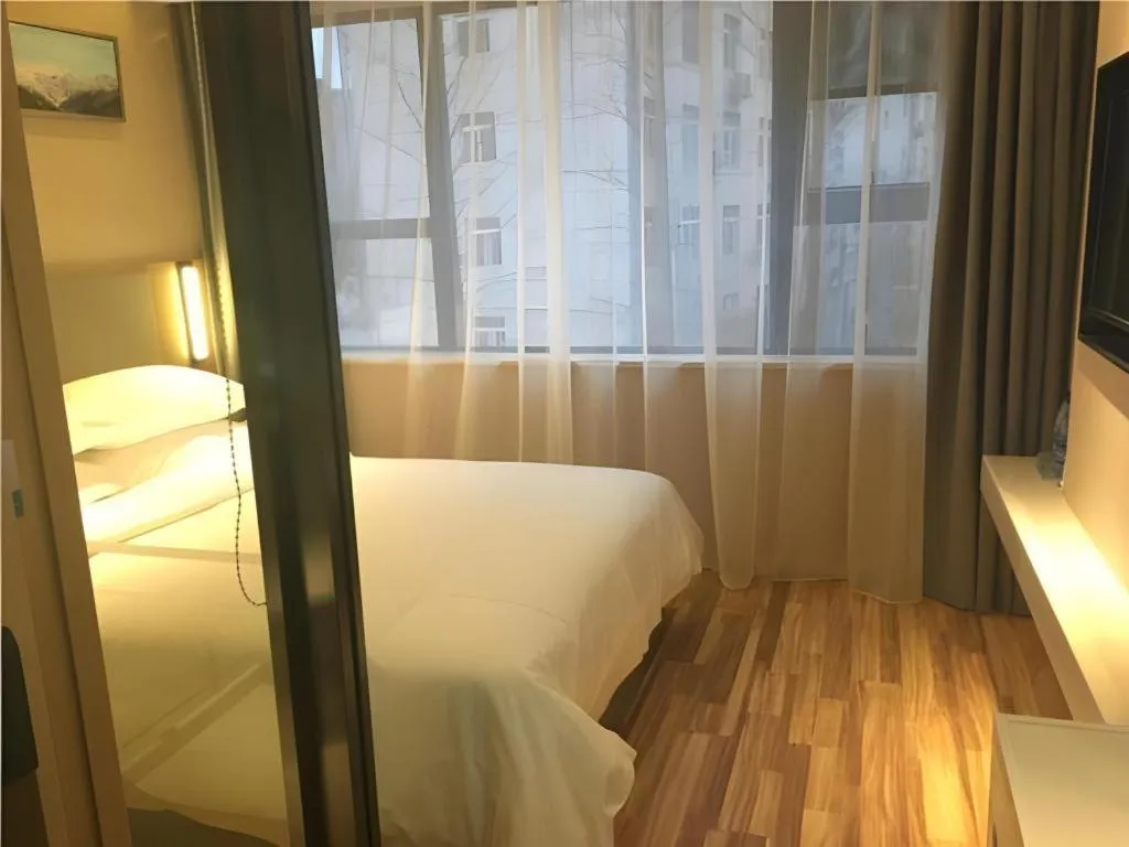 Bed in City Comfort Inn Wuhan Central China Normal University Dahuquan Metro Station