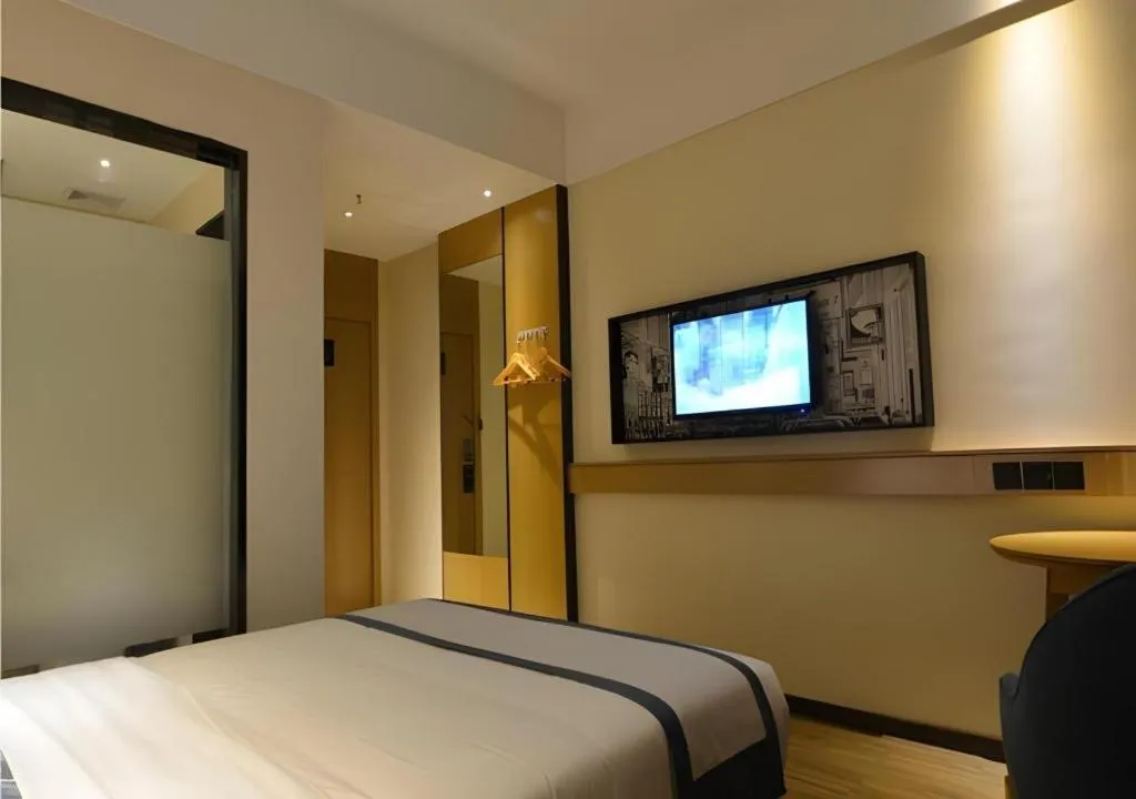 Bed in City Comfort Inn Wuhan Optics Valley OuYada Yangjiawan Metro Station
