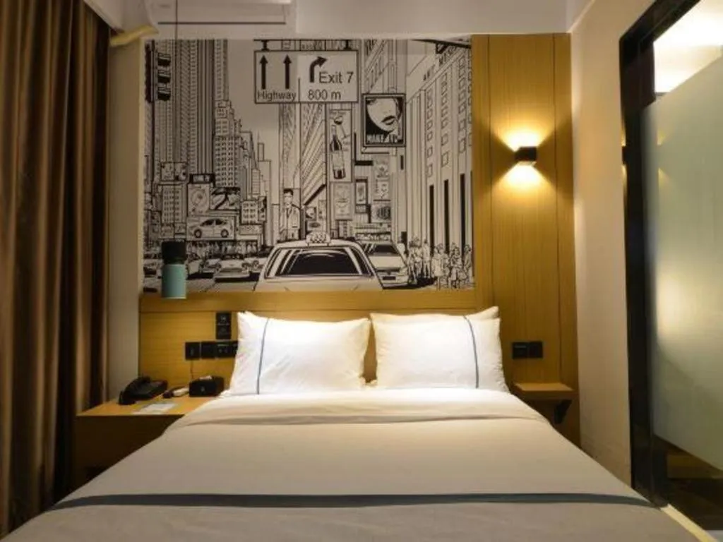 Bed in City Comfort Inn Wuhan Optics Valley OuYada Yangjiawan Metro Station