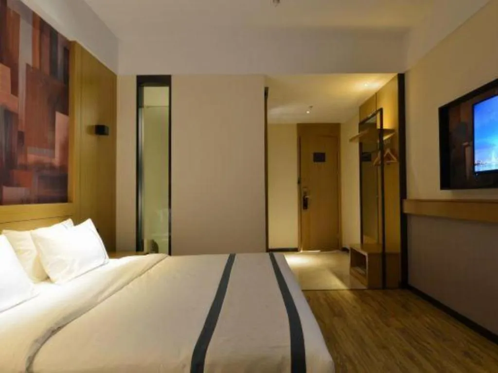 Bed in City Comfort Inn Wuhan Optics Valley OuYada Yangjiawan Metro Station