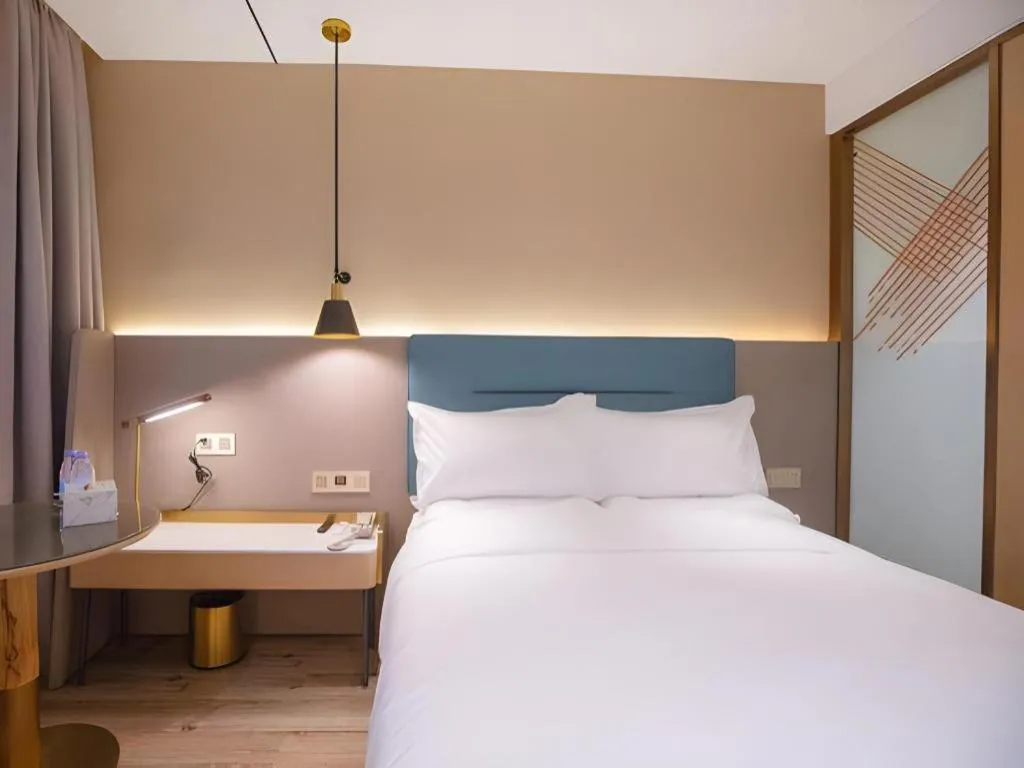 Bed in ZMAX Hotels Shenzhen Lianhuacun Metro Station