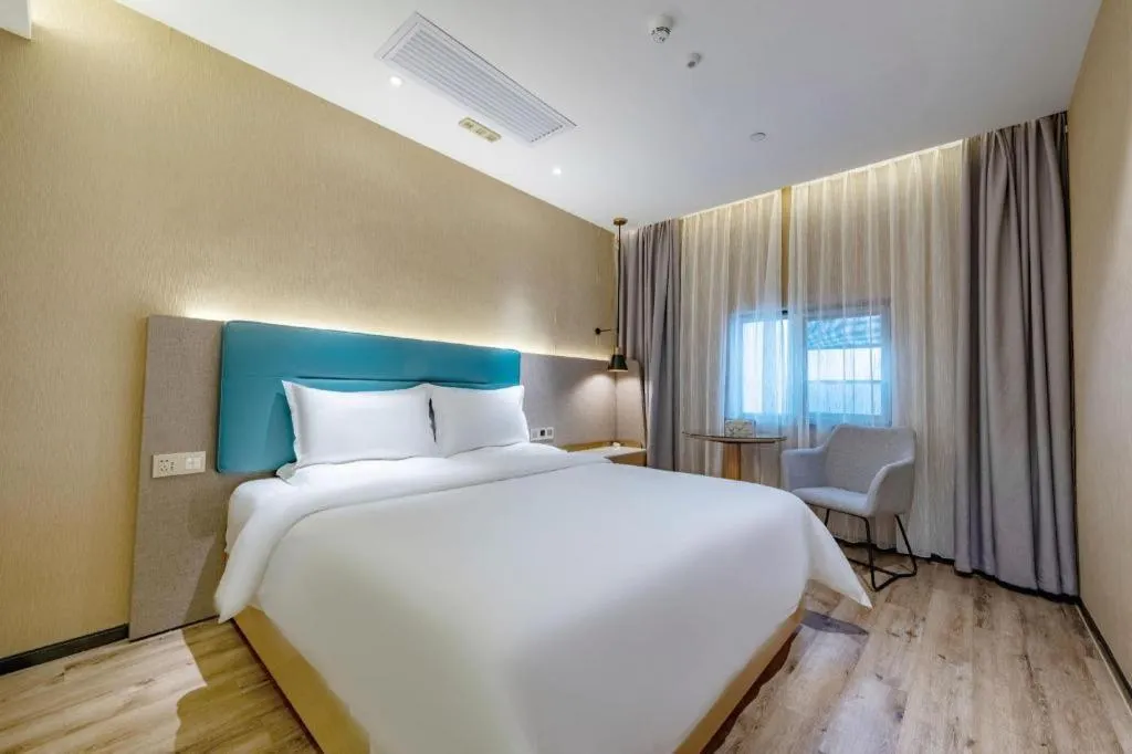 Bed in ZMAX Hotels Shenzhen Lianhuacun Metro Station