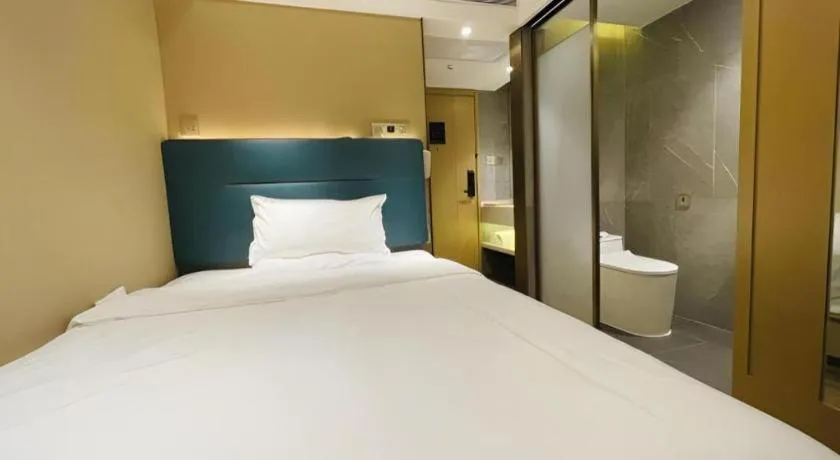 Bed in ZMAX Hotels Shenzhen Lianhuacun Metro Station