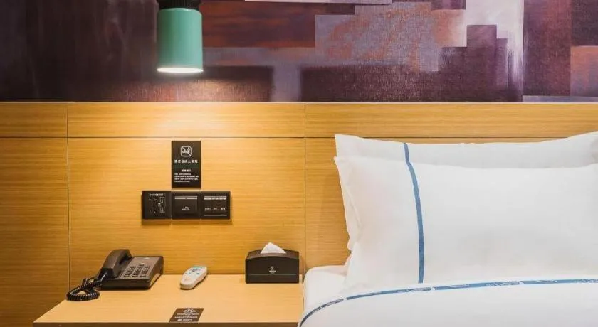 Bed in City Comfort Inn Dongguan Wangniudun