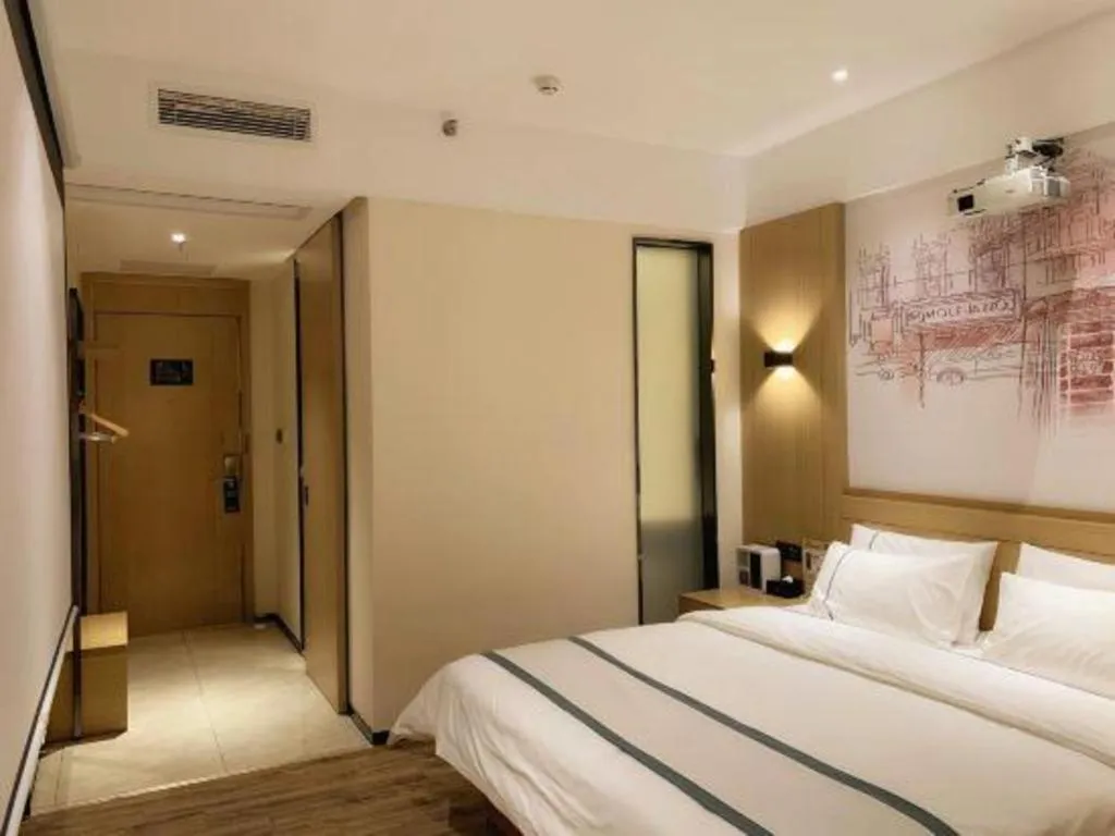 Bed in City Comfort Inn Dongguan Wangniudun