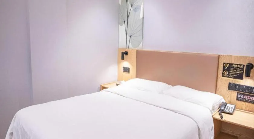 Bed in GreenTree Inn Express Fuzhou Le'an County Government Sijiu Square