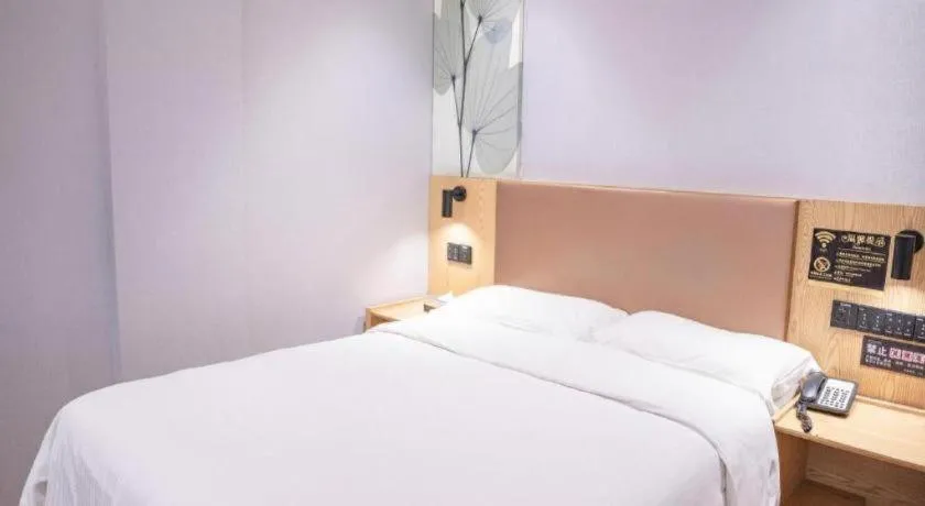 Bed in GreenTree Inn Express Fuzhou Le'an County Government Sijiu Square