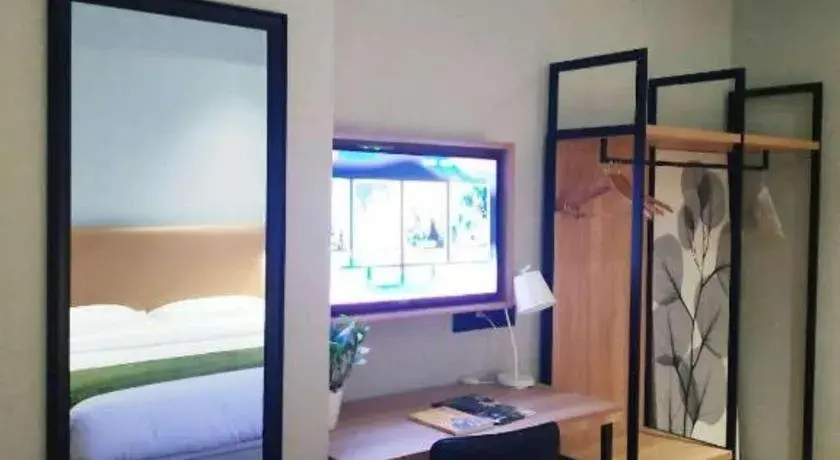 Bed in GreenTree Inn Express Suzhou Luzhi Ancient Town Scenic Area Xiaoshi Road Bed in GreenTree Inn Express Suzhou Luzhi Ancient Town Scenic Area Xiaoshi Road