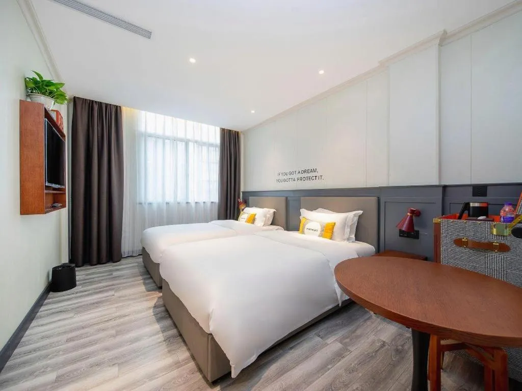 Bed in City Comfort Premier Hotel Guangzhou Tower Chigang Metro Station Pazhou Exhibition