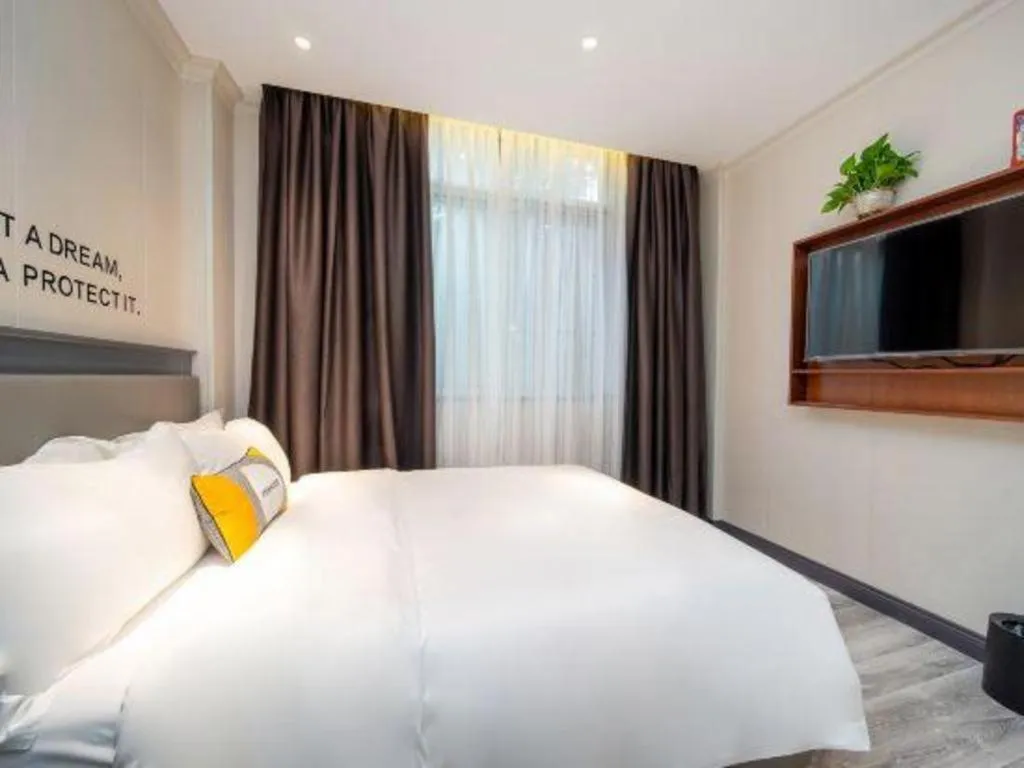 Bed in City Comfort Premier Hotel Guangzhou Tower Chigang Metro Station Pazhou Exhibition