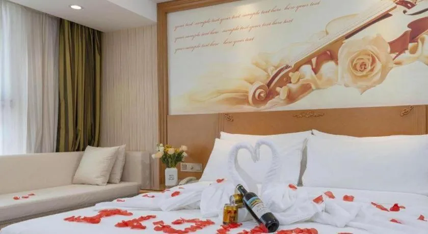 Bed in Vienna Hotel Zhengzhou Only Henan Movie Town