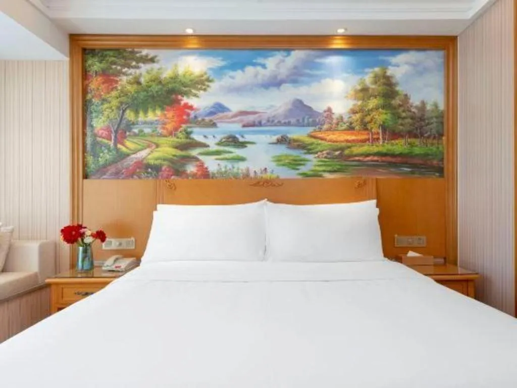 Bed in Vienna Hotel Zhengzhou Only Henan Movie Town