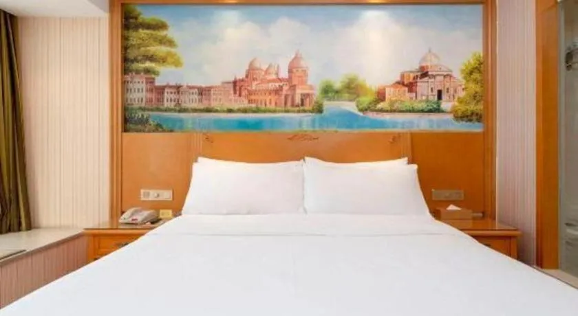 Bed in Vienna Hotel Zhengzhou Only Henan Movie Town