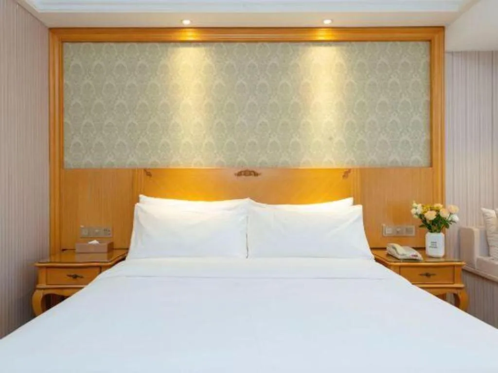 Bed in Vienna Hotel Zhengzhou Only Henan Movie Town