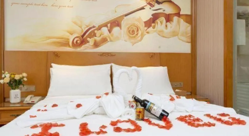 Bed in Vienna Hotel Zhengzhou Only Henan Movie Town