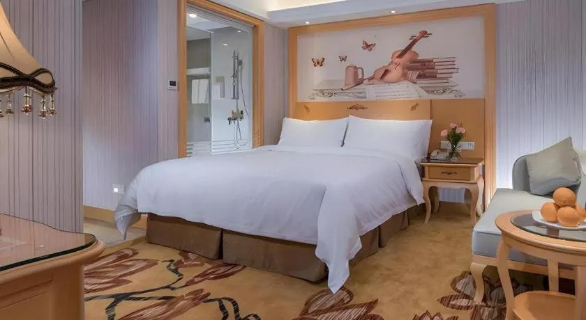 Bed in Vienna Hotel Shenzhen Qinghu Metro Station