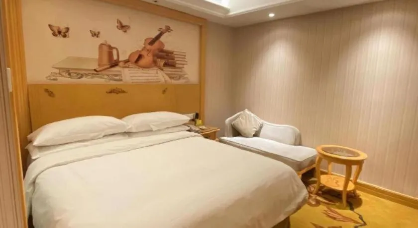 Bed in Vienna Hotel Shenzhen Qinghu Metro Station