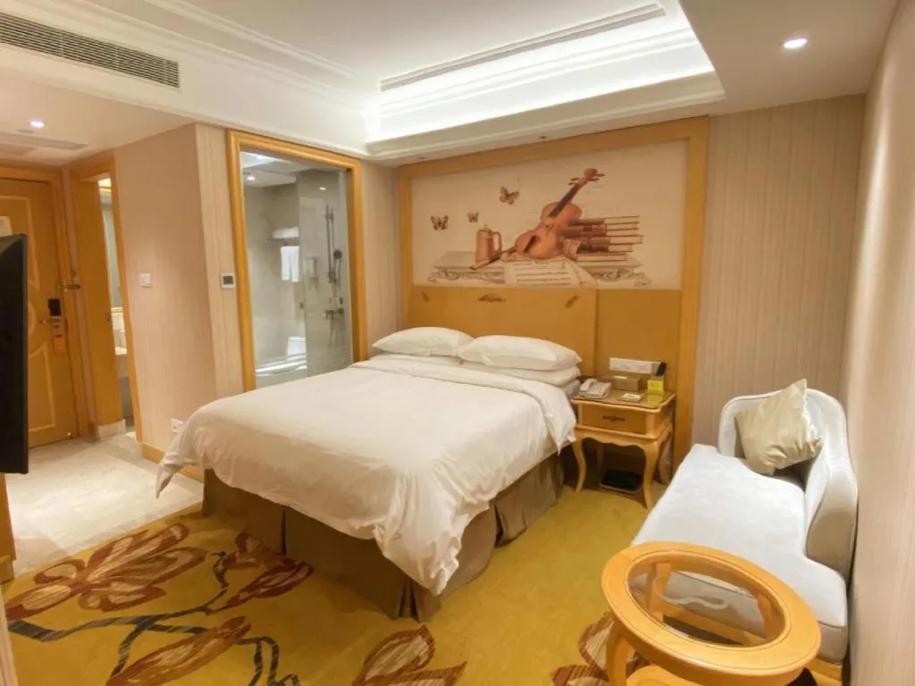 Bed in Vienna Hotel Shenzhen Qinghu Metro Station