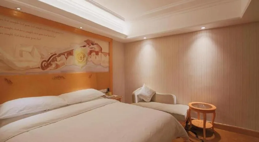 Bed in Vienna Hotel Shenzhen Qinghu Metro Station